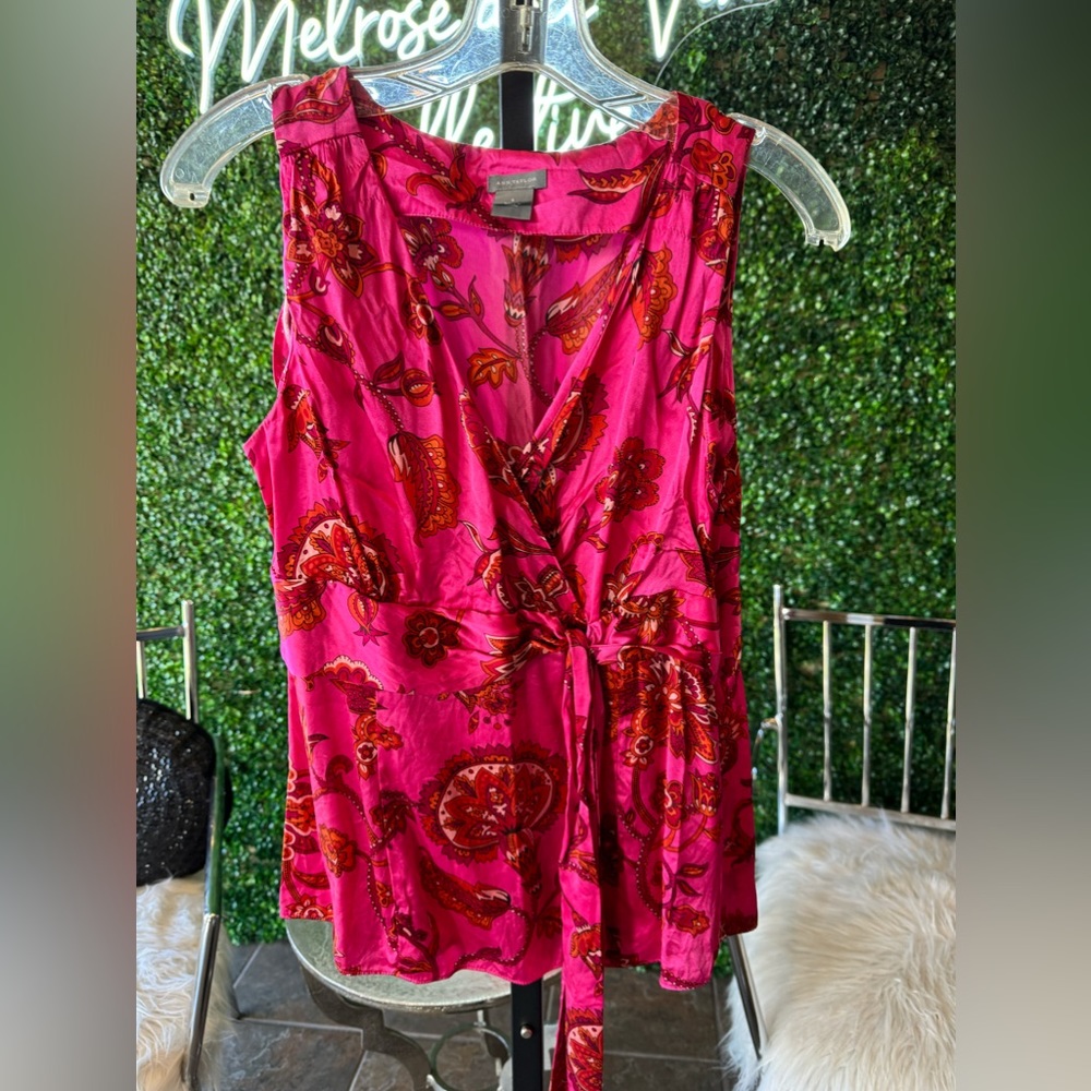 Ann Taylor Pink Bow Sleeveless Paisley Blouse!
V-neck